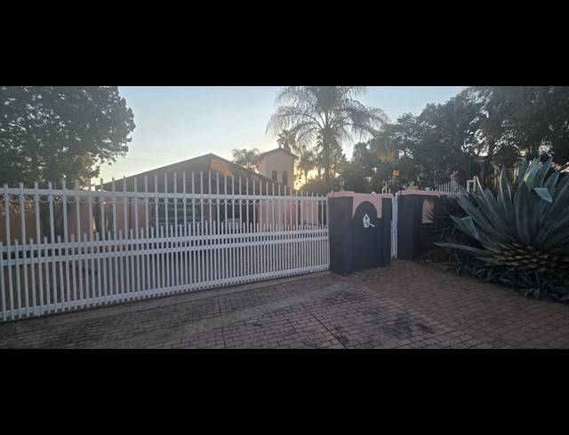 4 BEDROOM FREESTANDING FOR SALE IN FAUNA PARK
